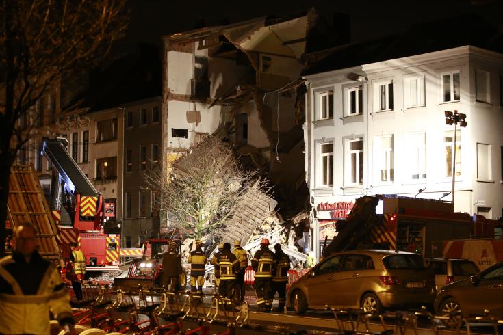 ΒΕΛΓΙΟ: Κατέρρευσε πολυκατοικία μετά από έκρηξη στο λιμάνι της Αμβέρσας